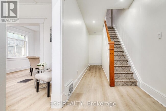 Building Photo - 11 Farrer St