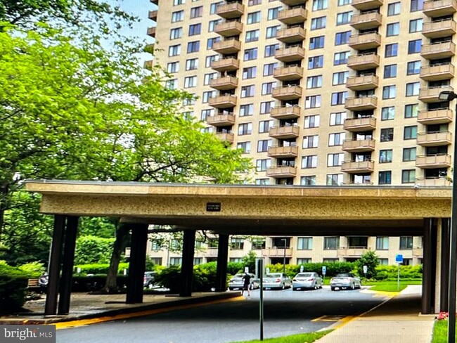 Foto del edificio - 5225 Pooks Hill Rd
