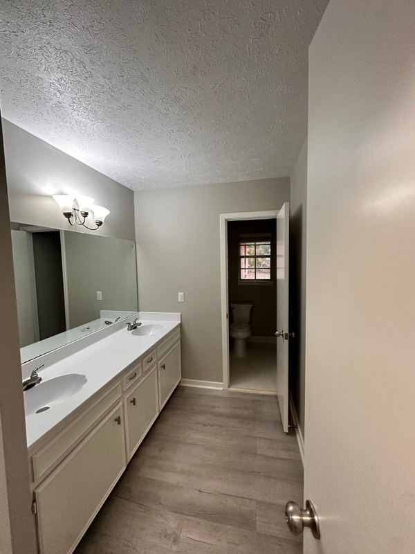 Foto del edificio - 121 Fern Valley Rd