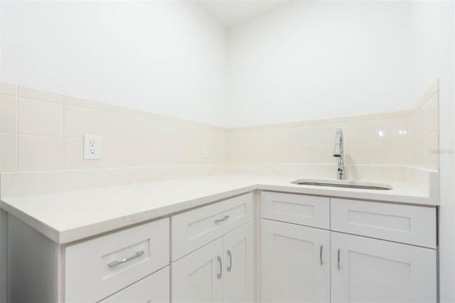 Building Photo - 118 W Sligh Ave