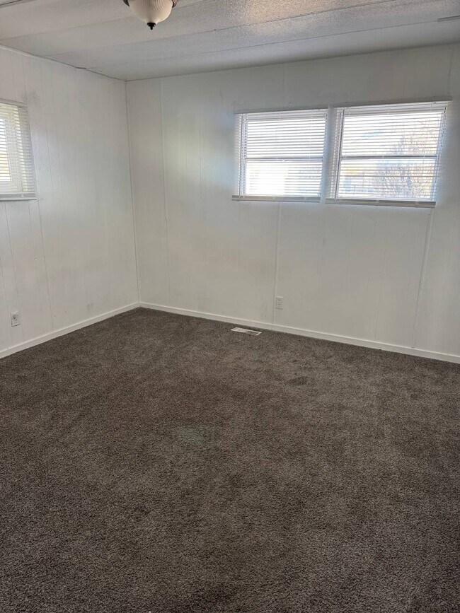 Building Photo - SALINA RENTALS - TRLR #4