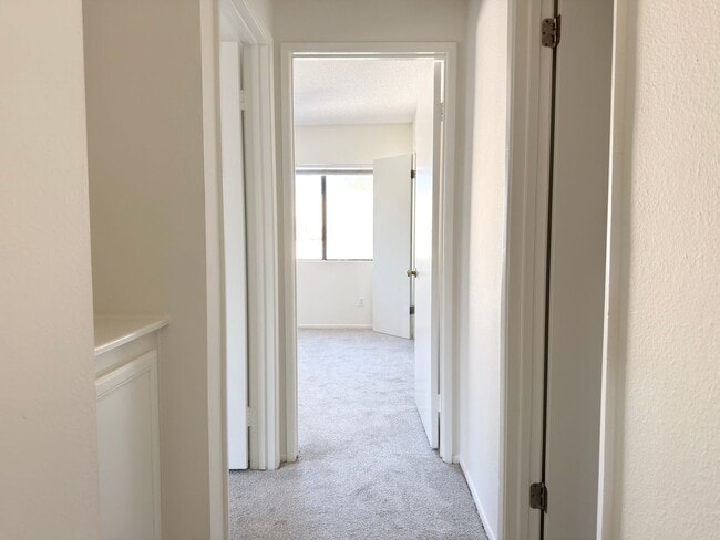 Building Photo - Spacious Upstairs Unit in Convenient Location!