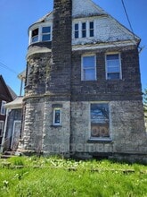 Building Photo - 917 Lake St