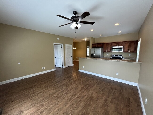 Foto del edificio - 3 BD 2 BA APT FOR RENT