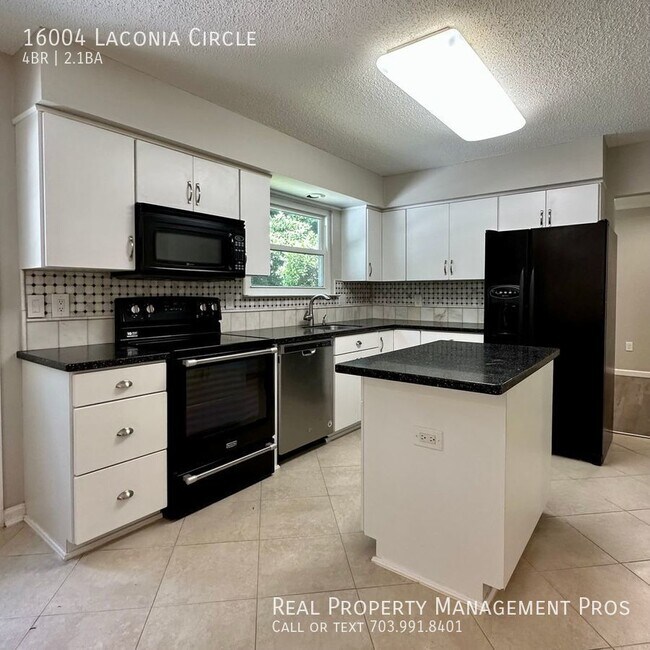 Foto del edificio - Just renovated single family home / Fenced...