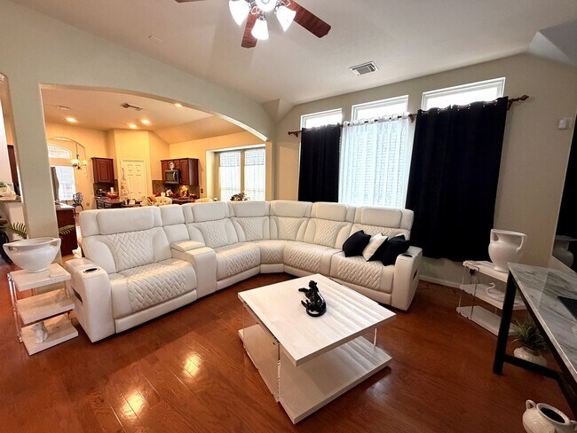 Foto del edificio - 5811 Deleon Trail Dr