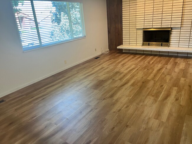 Building Photo - 533 S 200 E
