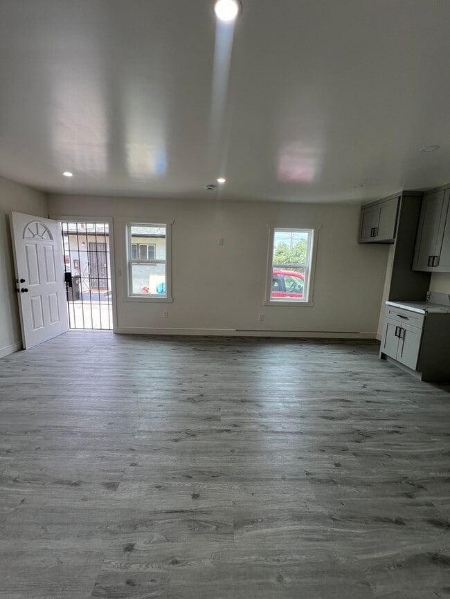 Building Photo - Newly Renovated 1-Bedroom, 1-Bathroom Apar...