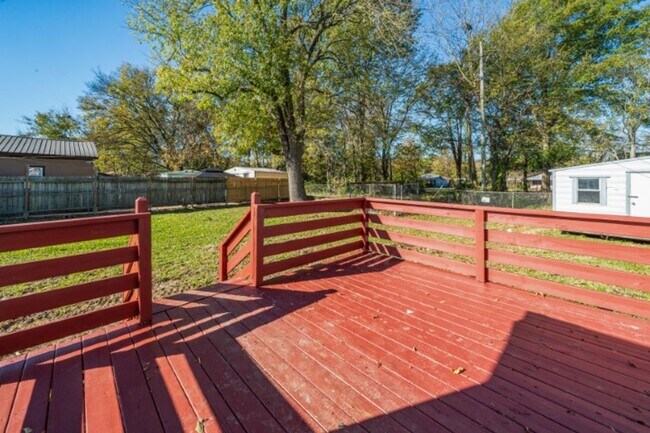 Building Photo - Spacious and Stunning 3-Bedroom, 2-Bath Ho...