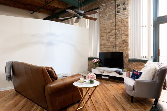 Building Photo - 2222 W Diversey Ave