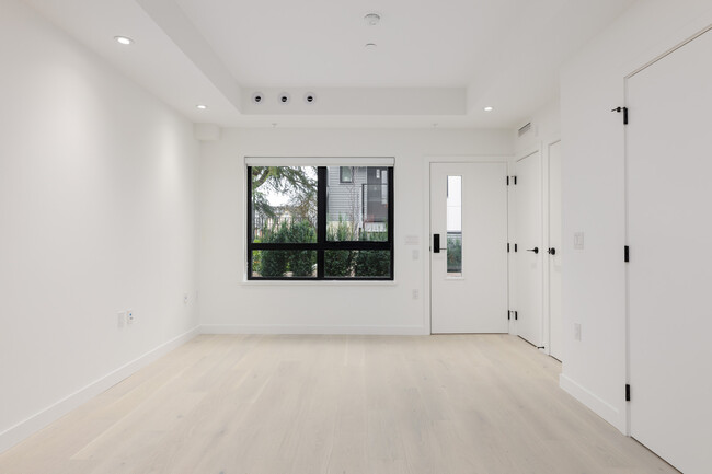 Photo du bâtiment - 550 West 28th Avenue - Townhouse