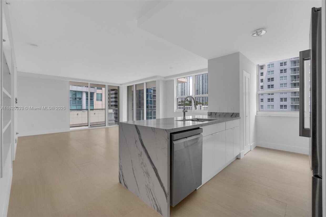 Primary Photo - 1155 Brickell Bay Dr