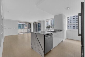 Building Photo - 1155 Brickell Bay Dr