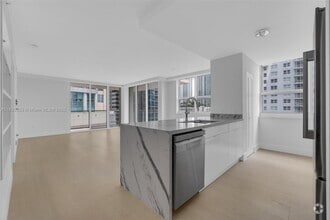 Building Photo - 1155 Brickell Bay Dr