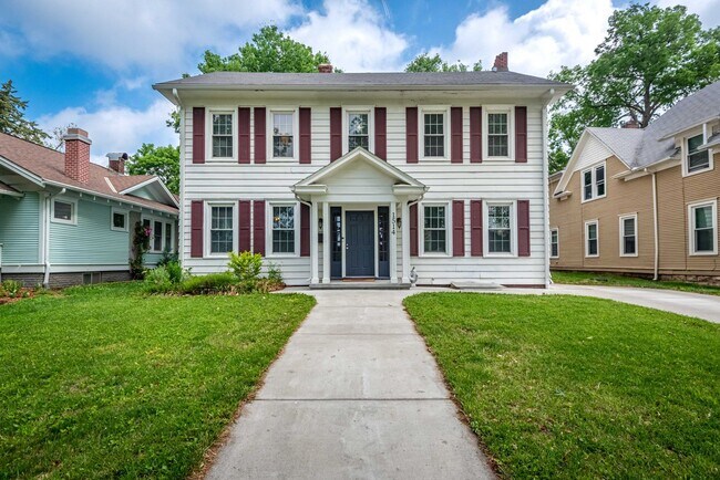 Building Photo - Fenced-in Yard + Pet Friendly + Washer & D...