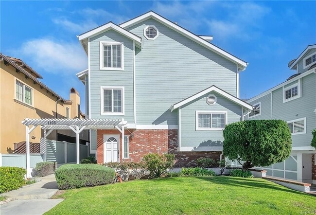 FRONT OF COMPLEX - 1102 S Catalina Ave