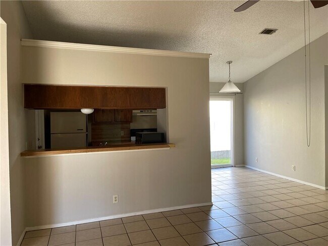 Building Photo - 8704 Pineridge Dr