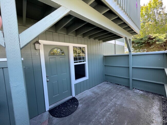 Building Photo - 2102 Heather Ln
