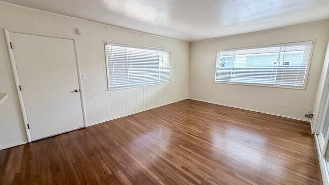 Foto del edificio - Spacious 3 Bed 2 Bath Home in Sunset Cliffs with Detached Garage & Private Backyard