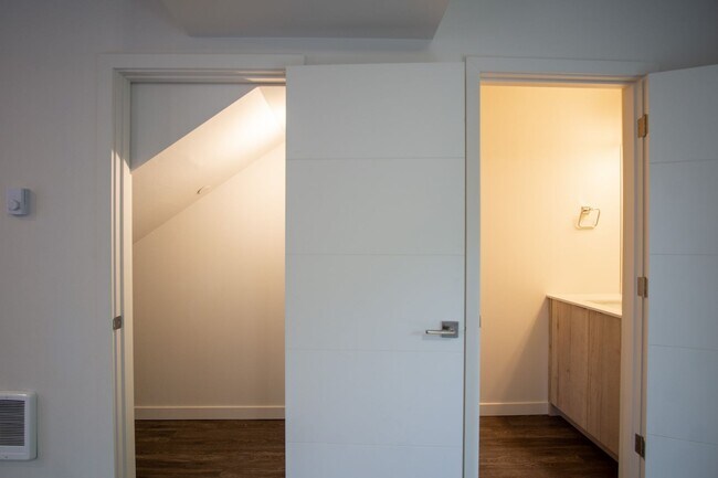 Foto del edificio - Stylish + Modern Corner 2-Bedroom Townhouse!