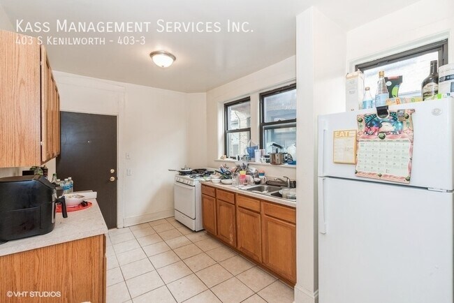 Building Photo - Amazing Oak Park Location.  1 BR, Top Floor
