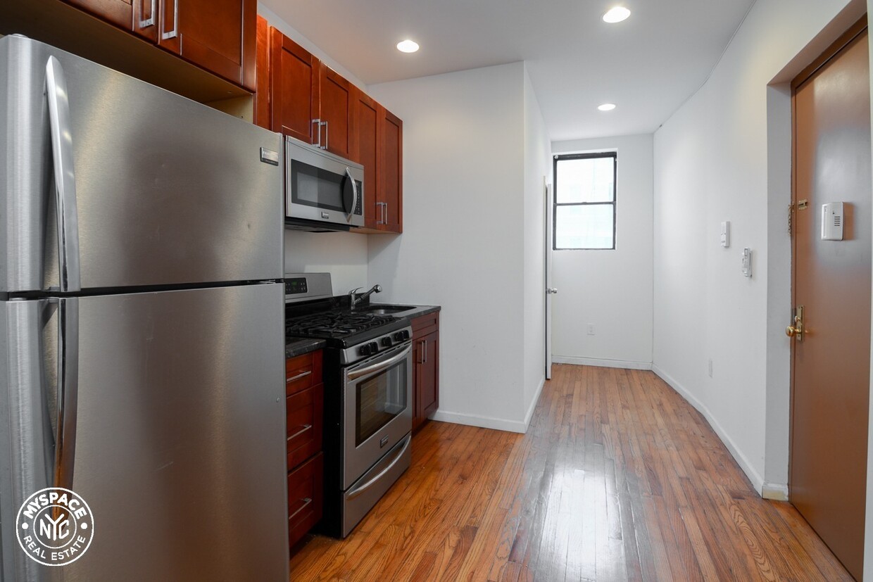 Primary Photo - 689 Lincoln Pl