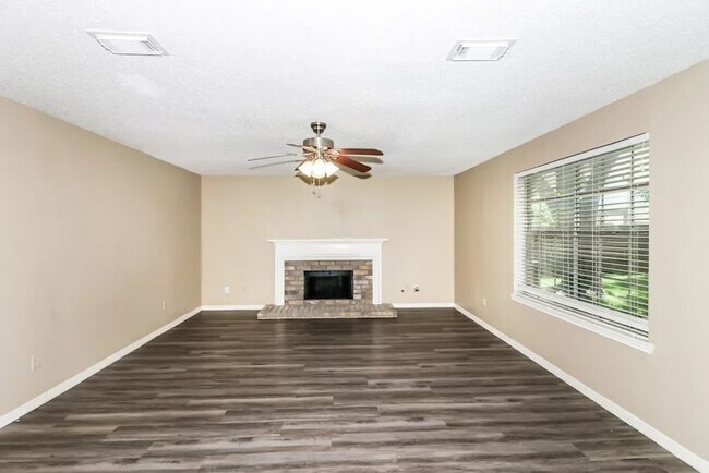 Foto del edificio - 16110 Sweetwater Creek Dr