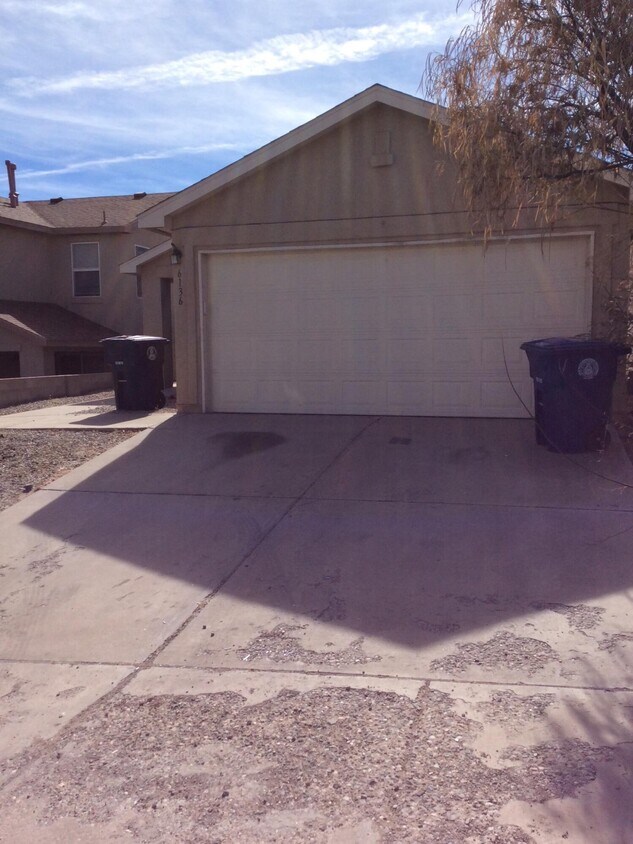 Foto principal - 6136 Rose Park Ave NW