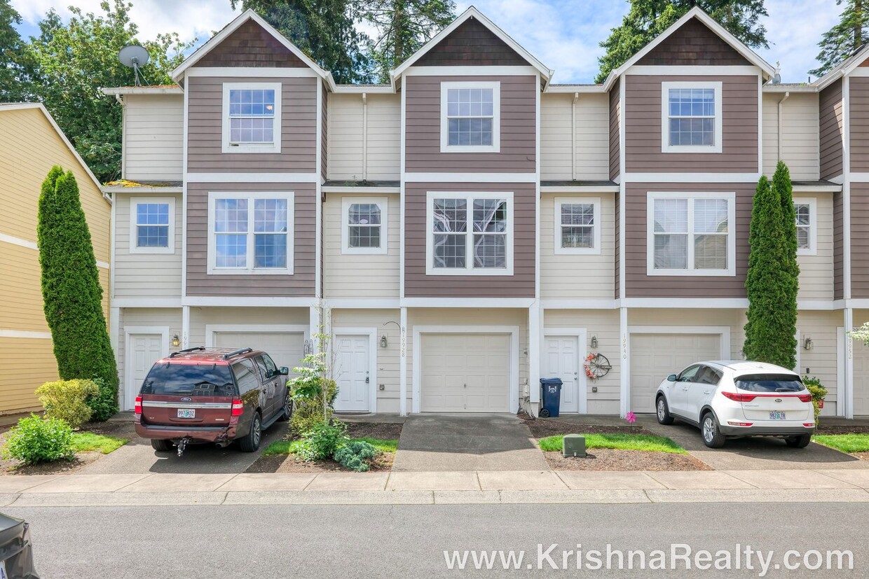 Primary Photo - Charming 3 BD* 2.5 BA* Contemporary Townho...