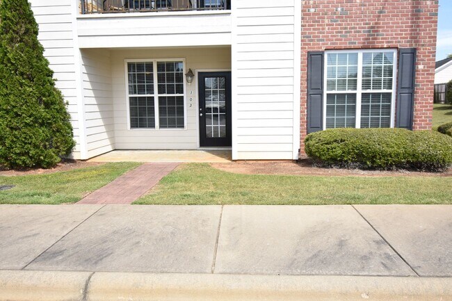 Foto del edificio - Coming Soon- 3 Bedroom and 2 Bath Condo- Woodland Village (No Pets)