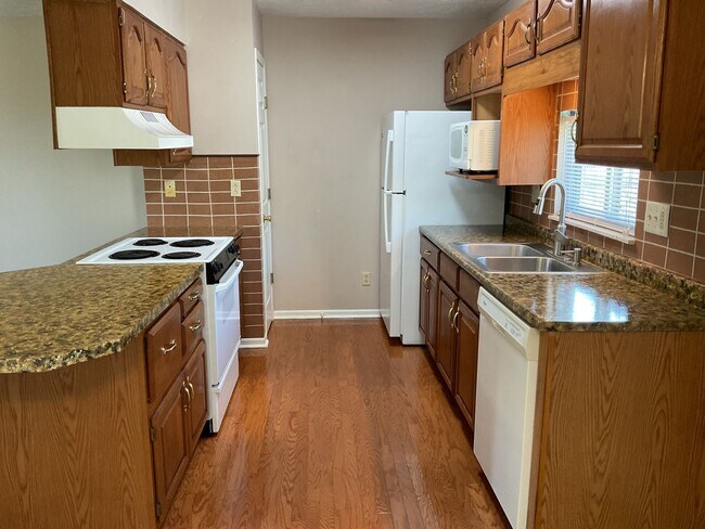 Building Photo - 2 BEDROOM CONDO - ALL UTILITIES PAID
