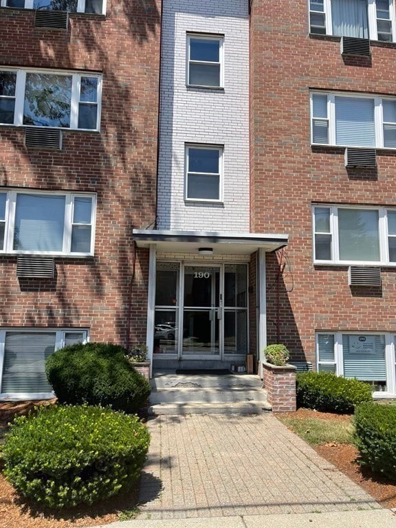 Building Photo - 190 Mt Auburn St
