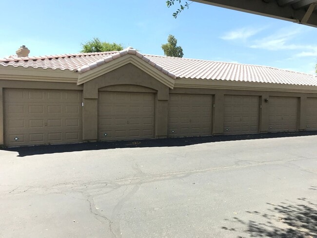 Building Photo - Stunning 3 Bedroom Condo In Scottsdale!