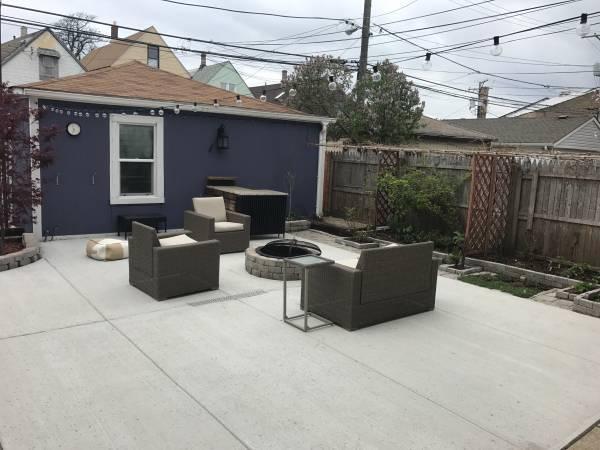 Building Photo - 2717 W Belmont Ave