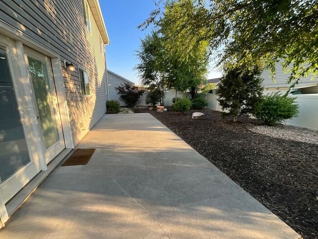 Foto del edificio - 4 bdrm 3 bth Home 2 Car Garage- Small Dog ...