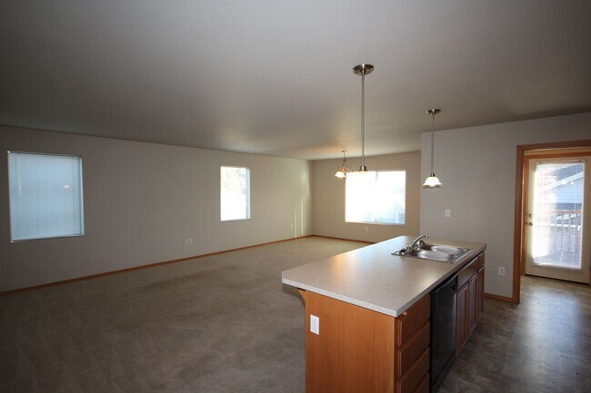 Foto del edificio - Experience Serene Living in the Gated Comm...