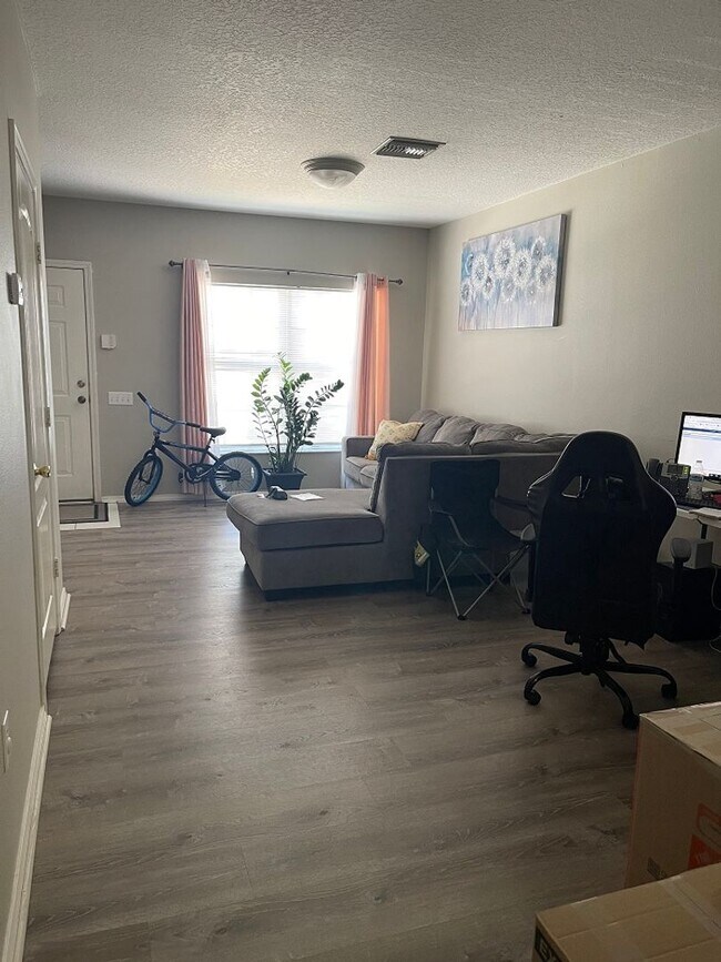 Building Photo - Brandon Townhome for Rent in a Gated Commu...