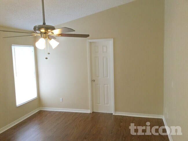 Building Photo - 2025 Helm Ln