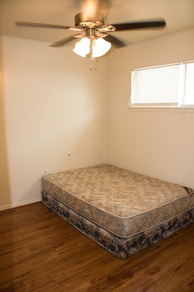 Building Photo - 213 Ehlinger Dr