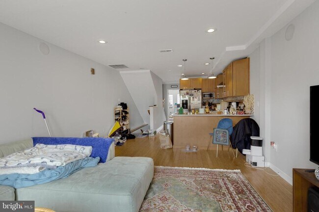 Foto del edificio - 530 E Girard Ave