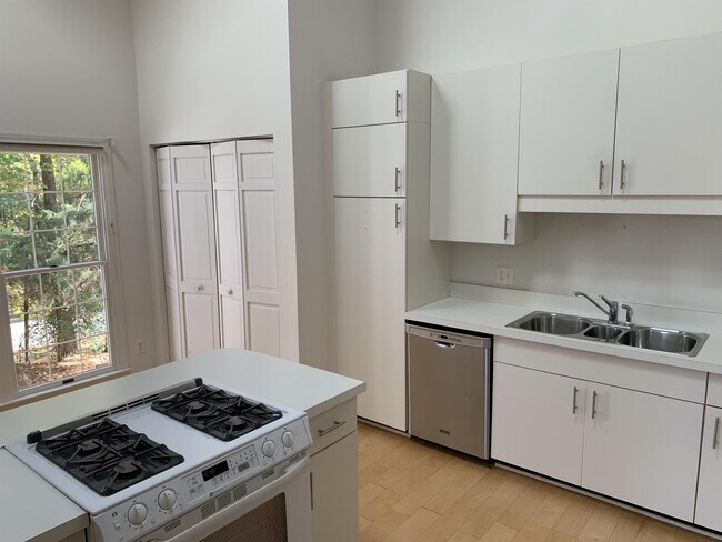 Building Photo - 324 Sycamore Close