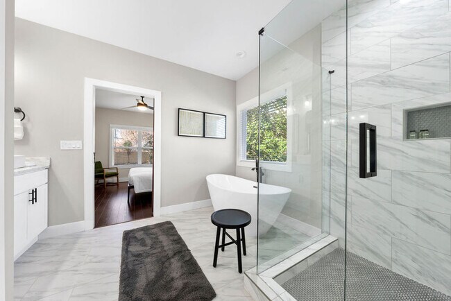 Building Photo - 201 Clay St SE