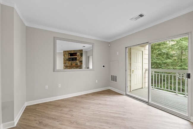 Building Photo - This charming unit is in a prime location ...