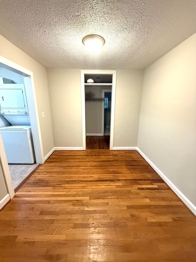 Building Photo - ** 1 Bed 1 Bath located In Capitol Heights...