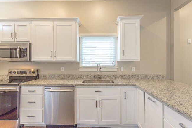 Foto del edificio - 3 bedroom home CLOSE TO UTC, lawncare included!