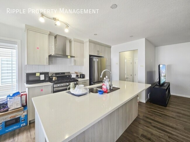 Photo du bâtiment - SPACIOUS 3-BED, 2.5-BATH TOWNHOUSE | DOUBLE GARAGE | PET FRIENDLY