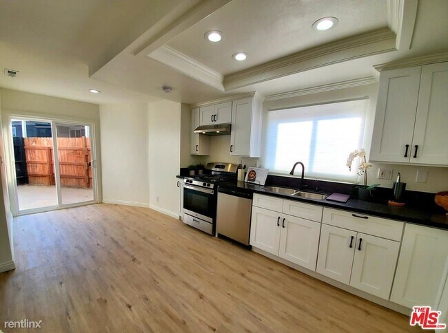 Building Photo - 3 br, 2.5 bath House - 5014 W 101st St