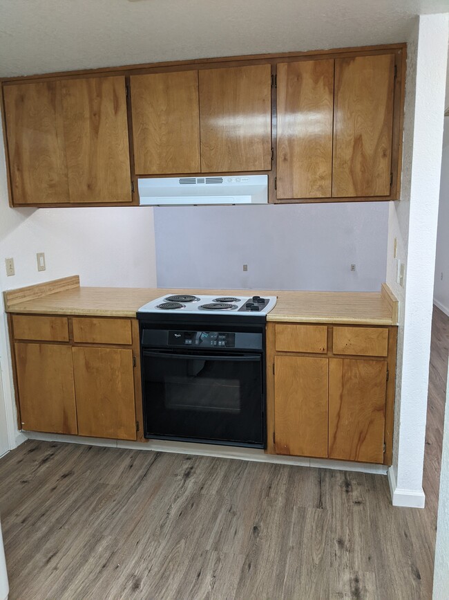 Kitchen - 1320 Lakewood Ave