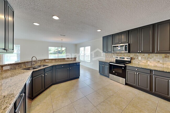 Foto del edificio - 385 Bostwick Cir