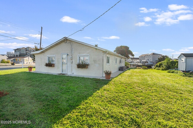 Building Photo - 102 E Boat Dr